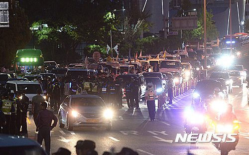 경찰, 한남대교서 전농과 7시간 넘게 대치..농민 9명 연행 - 뉴시스