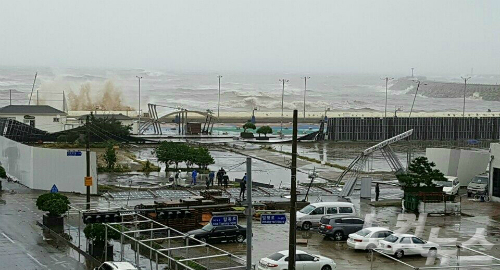 제주 태풍 강타로 선원 실종..제주항서 수색작업