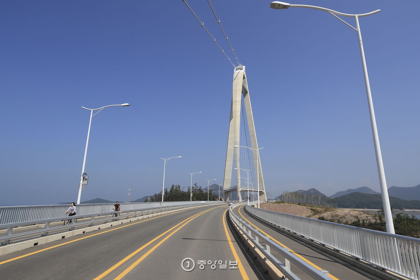 신시도와 무녀도를 연결하는 고군산대교.