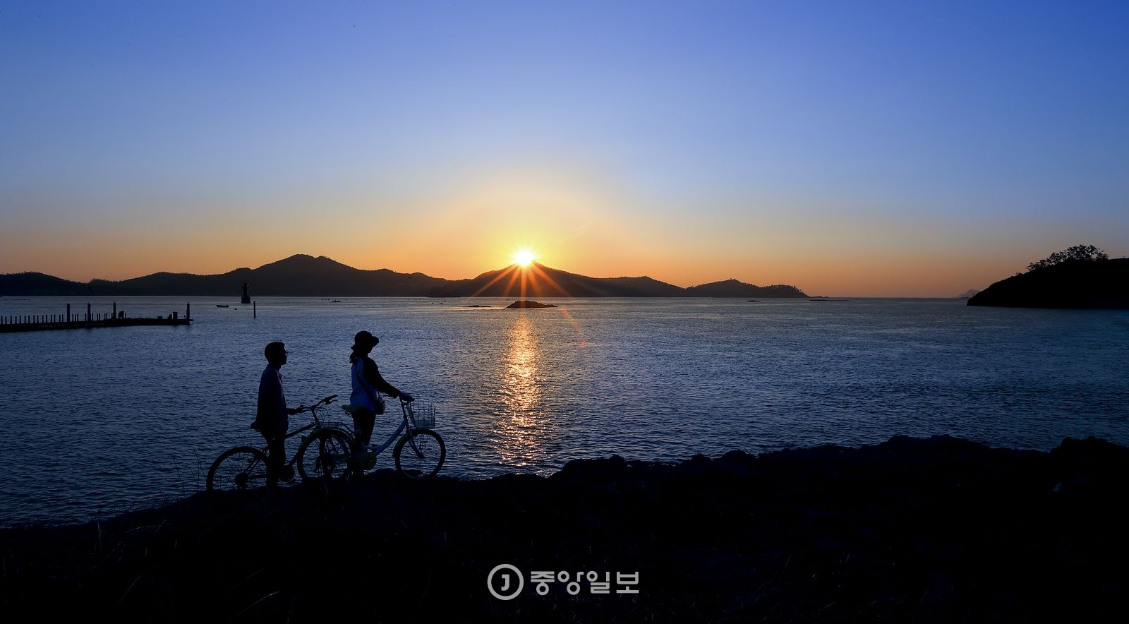 대장도와 장자도를 잇는 장자교에서 본 일몰.