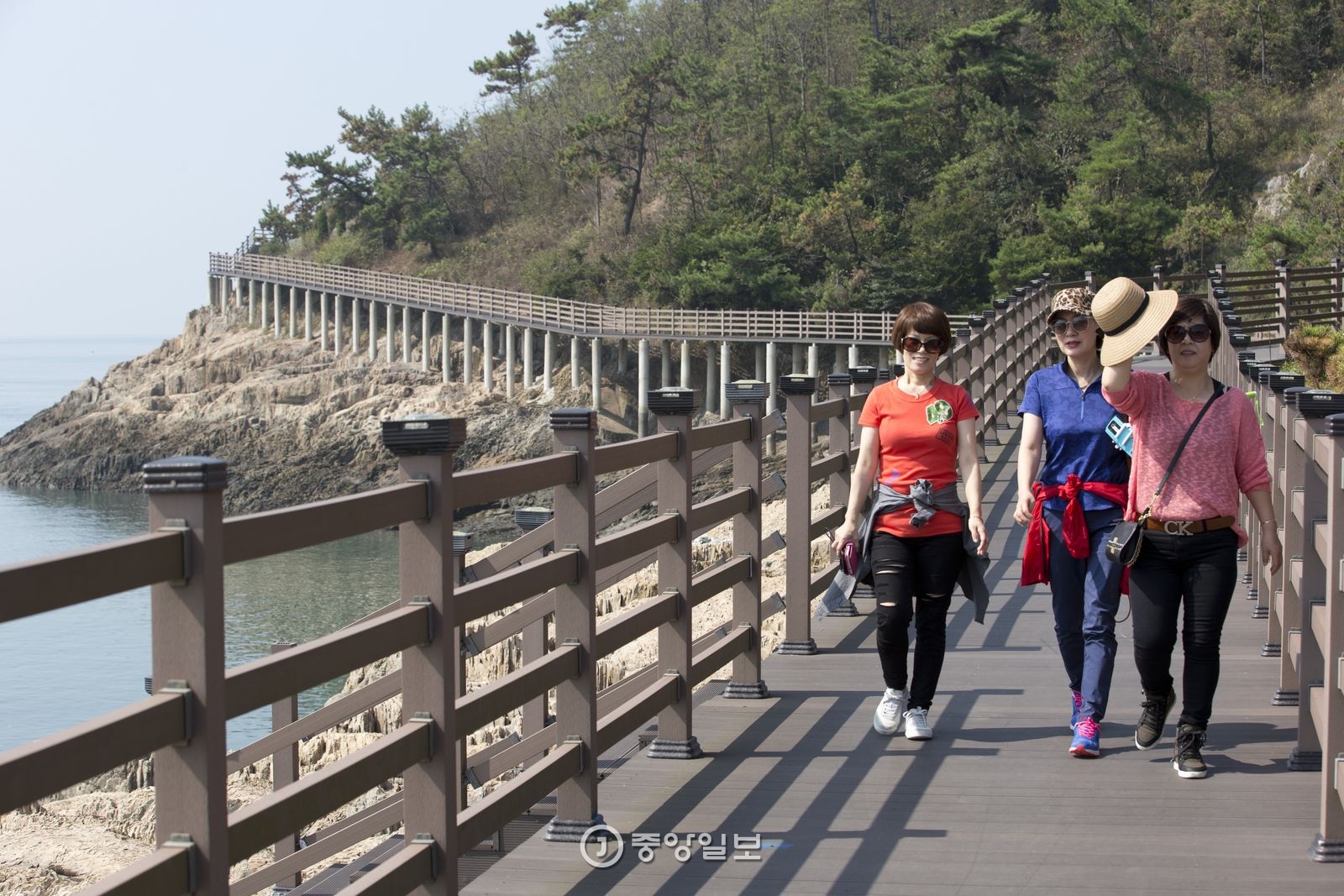 선유1구 마을의 데크로드.
