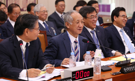 이기동 신임 한국학중앙연구원장이 30일 오후 서울 여의도 국회에서 열린 교육문화체육관광위원회의 한국학중앙연구원 등에 대한 국정감사에서 의원들의 질의에 답변하고 있다.이 원장은 원장 선임과정에서 이승철 전경련 부회장의 추천으로 선임이 이뤄진 데 대한 유은혜 의원의 질의에 답하는 과정에서 흥분해 고함을 치다 갑자기 일어나 화장실에 가는 등 돌발 행동을 하기도 했다. /사진=뉴스1