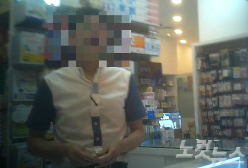 운전기사가 일반의약품을 팔고 있는 모습. (사진=부산CBS 강동수 기자)