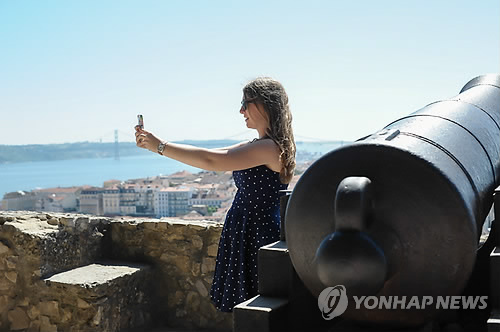 유럽을 여행하고 있는 17세 소녀가 포르투갈 리스본에서 '셀카'를 찍는 모습 [AP=연합뉴스 자료사진]