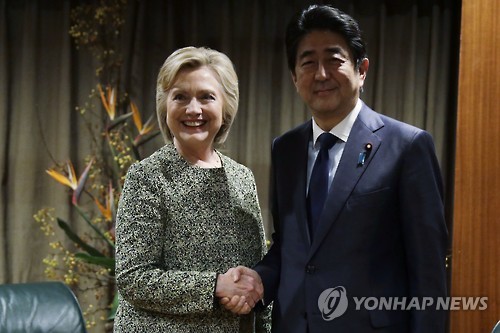 힐러리 클린턴(왼쪽) 미국 민주당 대선 후보와 아베 신조 일본 총리가 지난 9월 19일 뉴욕에서 회담하는 모습. [AP=연합뉴스 자료사진]