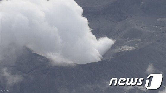8일 오전 '폭발적 분화'가 발생한 일본 구마모토현 소재 활화산 아소산의 화구에서 분연이 피어오르고 있다. (NHK 캡처) © News1