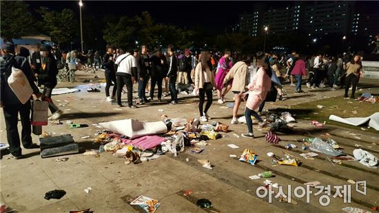 화려한 불꽃축제 속 실종된 '시민의식' - 아시아경제