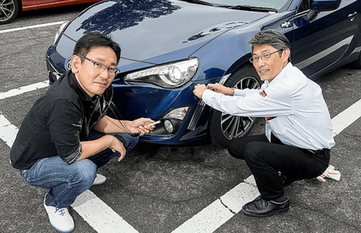 신형 토요타 86GT(사진)로 알루미늄테이프 부착시 주행성능 변화를 실험한 토요타자동차 스포츠차량 통괄부 엔지니어 시시 토모히코(오른쪽)와 일본의 자동차 저널리스트 하시모토 요헹이. [사진=카워치 홈페이지]