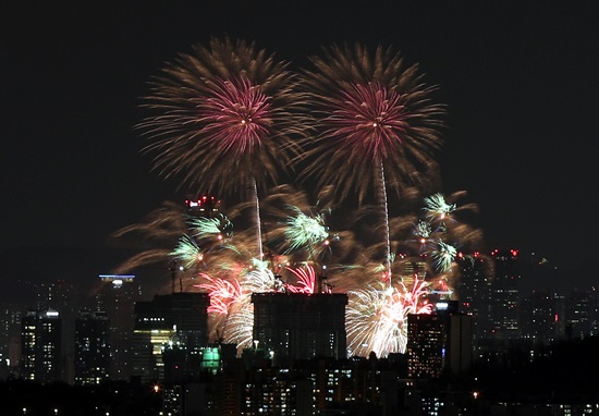 8일 서울 영등포구 여의도 한강공원에서 열린  2016서울세계불꽃축제에서 화려한 불꽃이 가을 하늘을 수놓고 있다. (사진=박상문 작가 제공)
