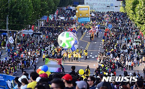 [종합]서울 도심 행사서 '말' 3차례 난동..시민 2명 다쳐 - 뉴시스