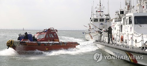 불법조업 단속 중 침몰한 고속단정      (인천=연합뉴스) 손현규 기자 = 서해 상에서 불법조업을 단속하던 인천해양경비안전본부 소속 고속단정이 지난 7일 중국어선과 충돌해 침몰했다.       다행히 해경의 인명피해는 없었지만 고속단정을 고의로 충돌한 중국어선은 본국으로 달아났다. 사진은 이번에 침몰한 인천해경 3005함 소속 넘버1 고속단정의 평상시 훈련 때 모습. 2016.10.9 [인천해양경비안전서 제공=연합뉴스]      son@yna.co.kr 