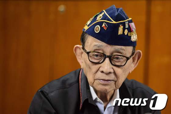 두테르테 '후견인' 라모스, 특사 사임..
