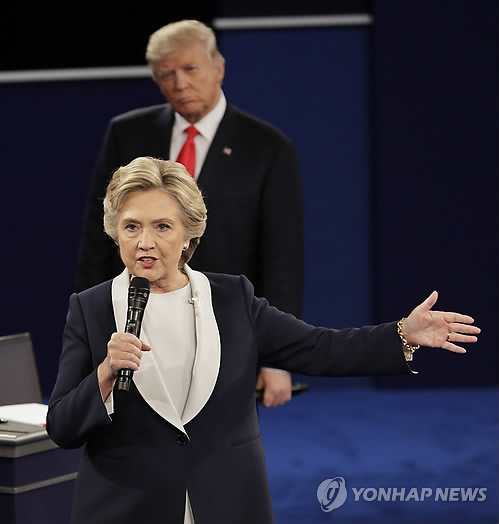 <美대선 TV토론> 클린턴·트럼프 발언 곧바로 '진위 판정' - 연합뉴스
