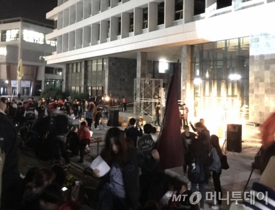 서울대 학생들 본부 점거, 경찰