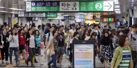 지하철노조와 철도노조가 성과연봉제 도입 등에 반대하며 파업에 돌입한 27일 오전 서울 영등포구 신도림역에서 시민들이 서둘러 출근을 하고 있다. 2016.9.27/뉴스1