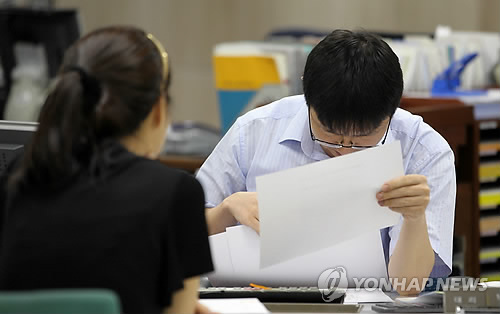 서울시내 한 은행 대출창구에서 은행 담당자와 상담하고 있는 시민의 모습  [연합뉴스 자료사진]