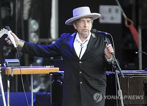 노벨문학상에 미국 가수 겸 시인 밥 딜런 (AP=연합뉴스) 스웨덴 한림원은 올해 노벨문학상 수상자로 미국 가수 겸 시인 밥 딜런(75)을 선정했다고 13일(현지시간) 밝혔다. 유대인 집안 출신인 딜런은 저항의 메시지를 담은 싱어송라이터로도 잘 알려져 있다. 사진은 지난 2012년 밥 딜런이 프랑스에서 공연하는 모습.