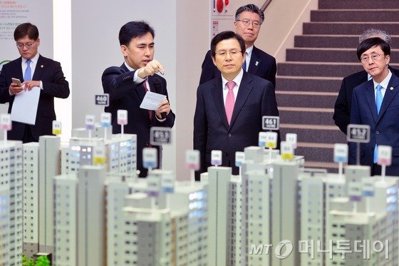 황교안 국무총리가 16일 오후 경기 동탄지구 뉴스테이(new stay: 기업형 임대주택) 견본주택을 찾아 아파트 모형을 살펴보고 있다.황 총리는 이날 "정부는 뉴스테이가 활성화될 수 있도록 임대관리업 육성과 재무적 투자자의 참여 촉진에 역점을 두겠다"고 밝혔다.2016.3.16/뉴스1 <저작권자 © 뉴스1코리아, 무단전재 및 재배포 금지>