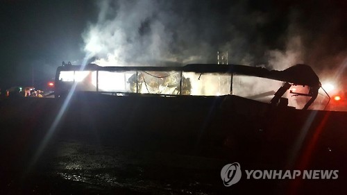 <관광버스 화재사고>'유리창 깨고 나가라'..비상구 설치규정 무용지물 - 연합뉴스