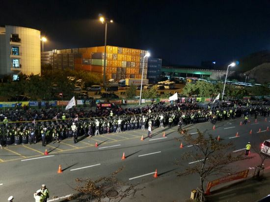 부산항 화물연대파업 엿새째 경찰과 충돌없이 끝나 - 국민일보