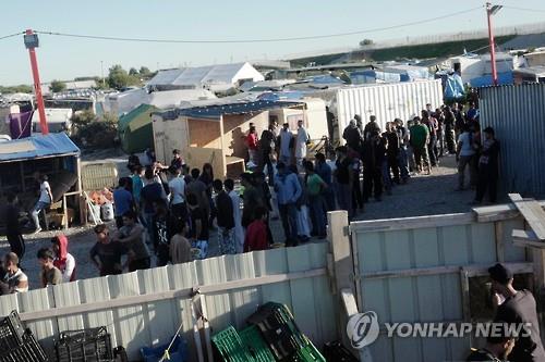 프랑스 칼레 난민 어린이들 영국 건너가 가족 상봉(종합) - 연합뉴스