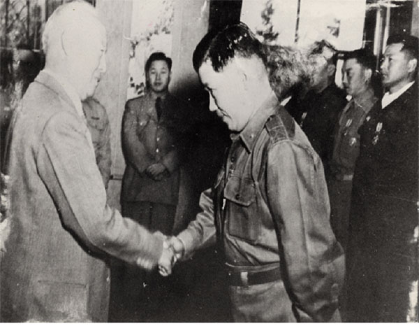 ⓒ연합뉴스 이승만 대통령으로부터 훈장을 받은 김창룡 특무대장(오른쪽).