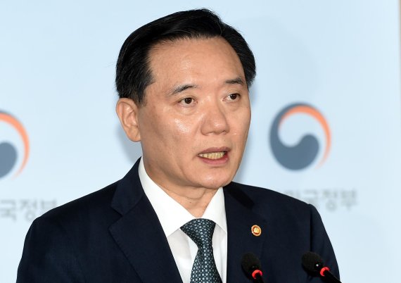 [법사위 국감] '우병우 사퇴 없는 공정수사 가능한가', 야당의원들 김현웅 법무장관 거센 질타 - 파이낸셜뉴스