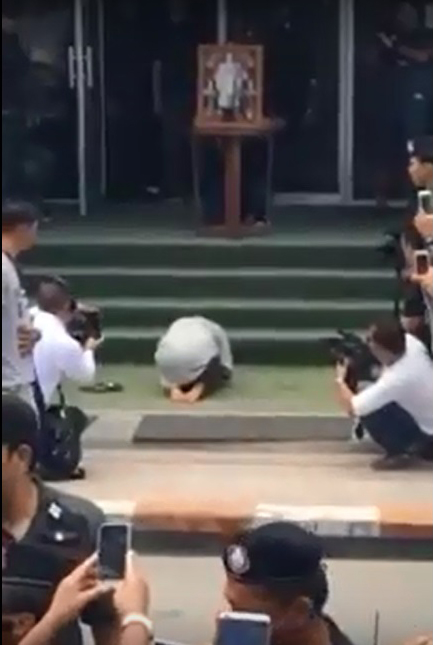 태국 꼬사무이에서 왕실 모독 혐의로 기소된 여성이 주민들의 항의로 경찰서 마당에 끌려나와 국왕 초상화 앞에 무릎을 꿇었다[동영상 캡처]