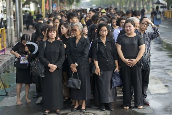 국왕 서거를 추도하기 위해 검은 옷을 입고 있는 태국 국민들(사진출처=AP)