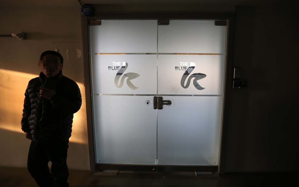 지난 18일 오후 서울 강남구 신사동 ㈜더블루케이가 입주했던 사무실 현관 앞에서 이 건물 관리인이 “지난 9월말께 사무실이 이사를 갔다”고 이야기하고 있다. 박종식 기자 anaki@hani.co.kr