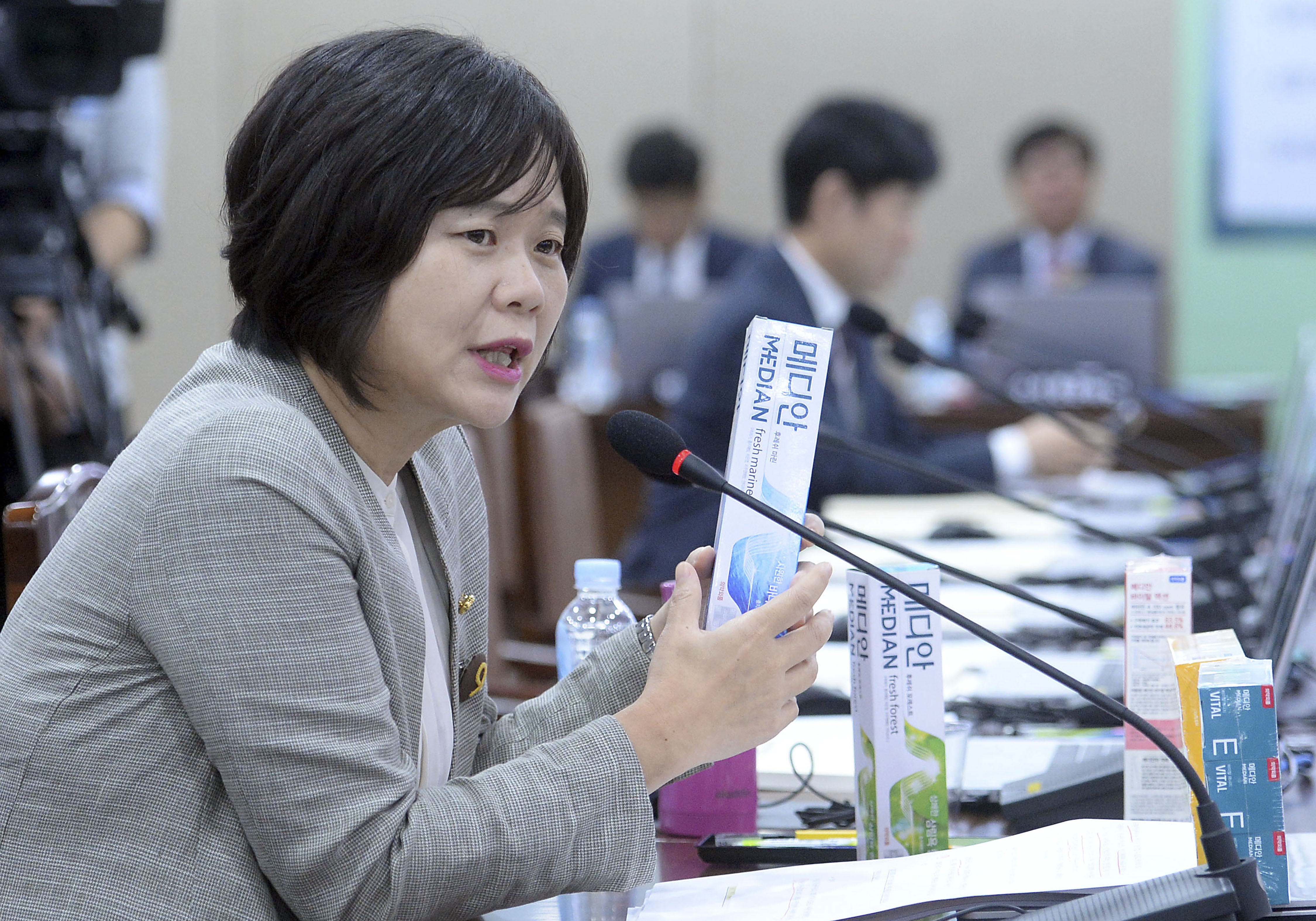 27일 정부세종청사 환경부에서 열린 국회 환경노동위원회의 국정감사에서 정의당 이정미 의원이 가습기 살균제 성분이 검출된 치약에 대해 조경규 환경부 장관에게 질의하고 있다. 2016.09.27.