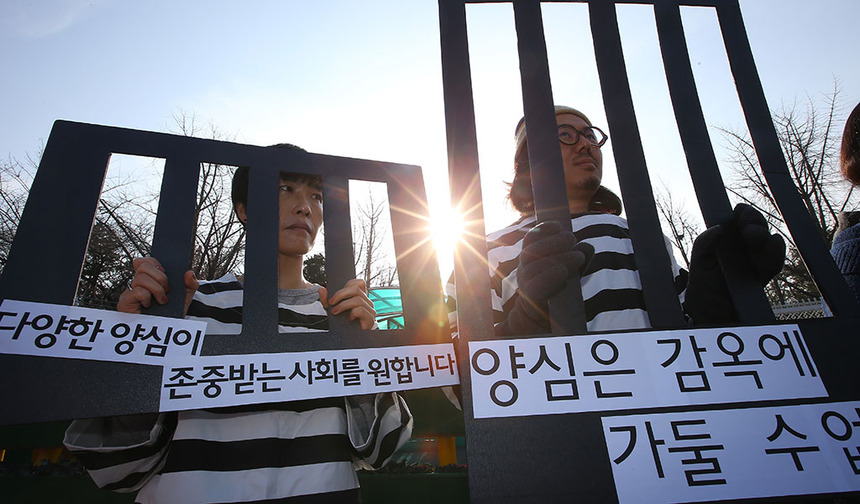2015년 12월 1일, 서울 용산구 국방부 앞에서 시민단체들이 '양심적 병역거부'퍼포면스를 하고 있다. ⓒ 연합뉴스