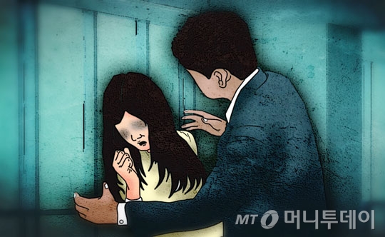 일부 문인들이 여성 시인 지망생을 대상으로 성희롱, 성추행 등을 상습적으로 했다는 피해사례가 잇따라 제기돼 파문이 일고 있다. /삽화=임종철 디자이너