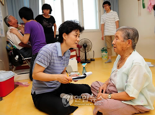 서울대 노화 고령사회연구소가  2009년 7월 22일 국내 대표적 농촌 장수지역인 전북 순창군에서 장수 비결을 밝혀내기 위한 심층조사를 하고 있다.[연합뉴스=자료사진]