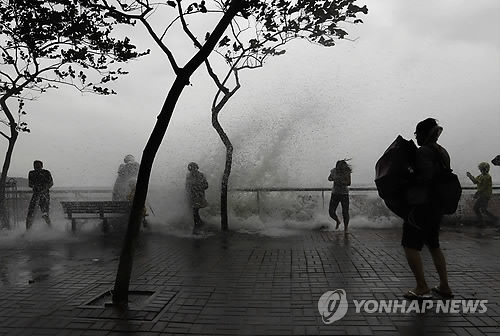 태풍 '하이마' 홍콩 강타..13명 부상·정전 속출(종합) - 연합뉴스