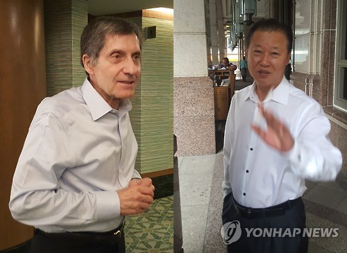 비공개 접촉중인 북.미 대표 (쿠알라룸푸르=연합뉴스) 황철환 특파원 = 미국과 북한의 비공개 접촉이 진행 중인 22일 말레이시아 쿠알라룸푸르의 한 호텔 앞에서 장일훈 북한 유엔주재 차석대사(오른쪽)와 조지프 디트라니 전 미국 6자회담 차석대표가 기자들과 이야기를 나누고 있다.