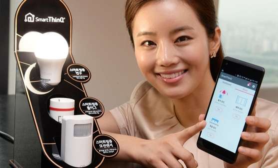 IT 업계가 사물인터넷(IoT) 시장 공략을 강화하고 있는 가운데 최근 출시된 조명 IoT 시스템. / 연합뉴스 제공