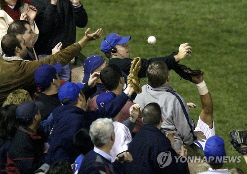 시카고 컵스 팬 스티브 바트만의 인생을 꼬이게 한 장면. [AP=연합뉴스]