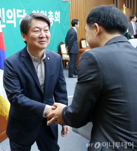 24일 오전 서울 여의도 국회에서 열린 국민의당 의원-비대위원 합동회의에서 안철수 전 대표가 채이배 의원과 인사를 나누고 있다. 2016.10.24/뉴스1 <저작권자 © 뉴스1코리아, 무단전재 및 재배포 금지>