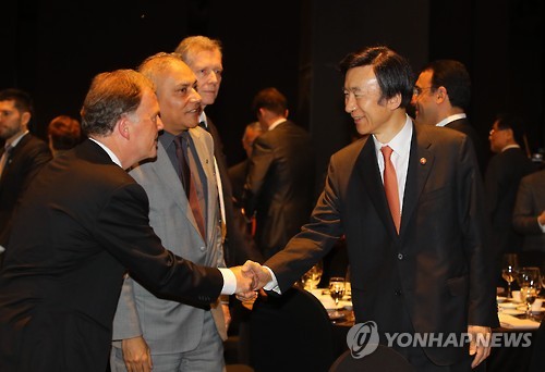 주한외교사절과 악수하는 윤병세 외교장관      (서울=연합뉴스) 김주성 기자 = 윤병세 외교부 장관(오른쪽)이 24일 오후 서울 중구 플라자호텔에서 유엔한국협회 주최로 열린 '제71회 유엔의 날' 행사에서 주한 외교사절과 인사를 나누고 있다.