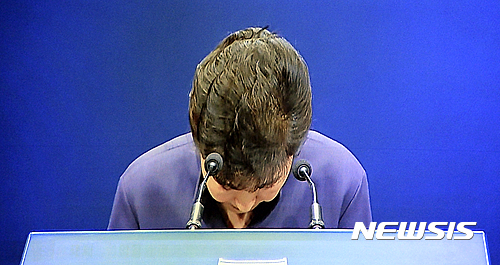 【서울=뉴시스】최진석 기자 = 박근혜 대통령이 25일 '비선실세'로 지목된 최순실 씨가 연설문을 사전 입수했다는 의혹을 인정, "이유여하를 막론하고 국민 여러분께 심려를 끼쳐 드려 송구스럽게 생각한다"며 대국민사과를 했다. 사진은 이날 서울 강서구 김포공항 국내선 청사 텔레비전에 중계된 박 대통령의 대국민사과 모습. 2016.10.25.  myjs@newsis.com