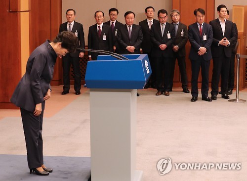 대국민사과 후 인사하는 박 대통령      (서울=연합뉴스) 백승렬 기자 = 박근혜 대통령이 25일 청와대 춘추관 대브리핑실에서 '최순실 의혹'에 관해 대국민 사과를 한 뒤 인사하고 있다.