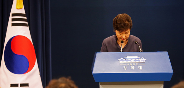 박근혜 대통령이 25일 청와대 춘추관에서 ‘대통령 연설문 등 최순실 유출’과 관련해 대국민 사과를 하기 전에 인사를 하고 있다. 청와대 사진기자단