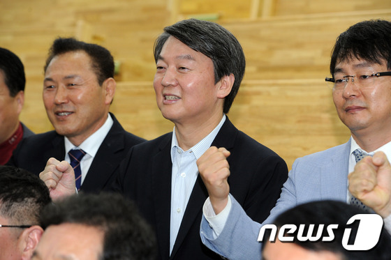 안철수 국민의당 전 상임 공동대표가 28일 오전 광주 북구 향기교회에서 열린 제6회 어르신한마당축제에서 특별강연을 마친 뒤 참석자들과 파이팅을 외치고 있다. 2016.10.28/뉴스1 © News1 황희규 기자