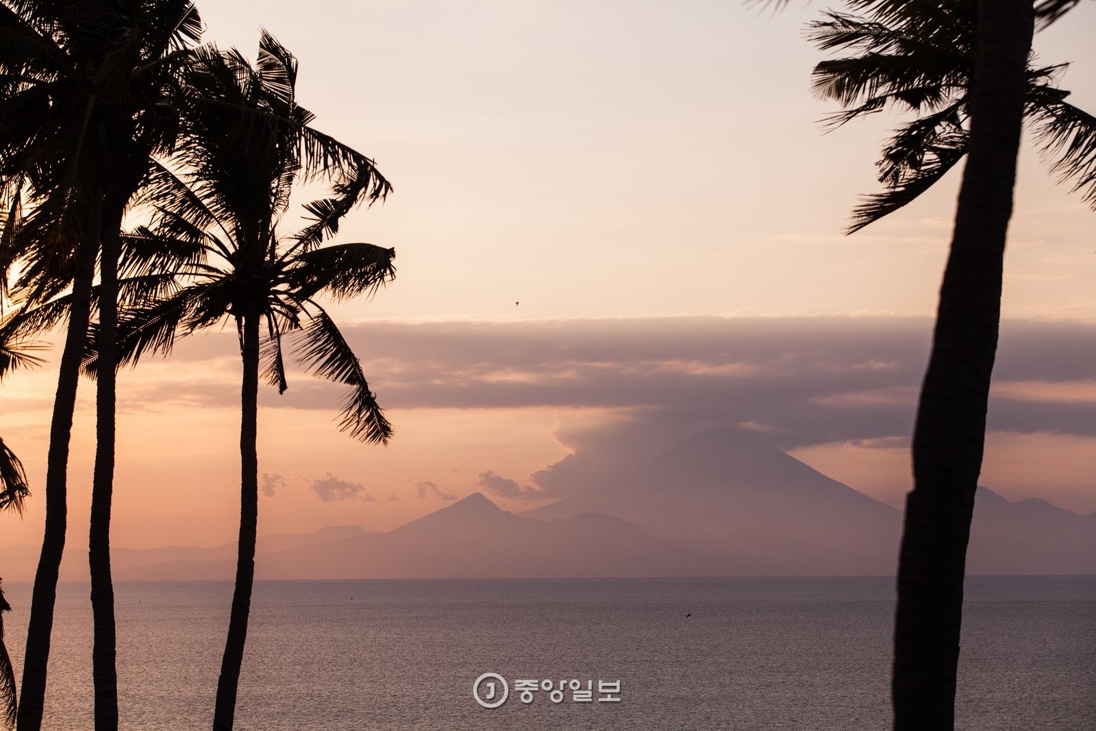 롬복 서쪽 해변에서 바라본 해질녘 발리 섬. 발리 최고봉 아궁산이 보인다.