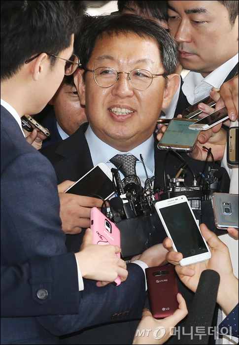 이석수 전 특별감찰관이 28일 서울중앙지검에 피고발인 신분으로 출석해 여유 있는 모습으로 기자들의 질문을 받고 있다./사진=이동훈 기자