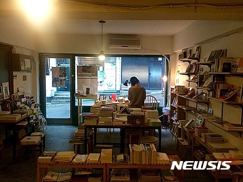 【서울=뉴시스】독립출판물과 함께 술을 즐기는 이른바 '책맥'이 가능한 서울 마포구 염리동의 '퇴근길 책한잔'. 2016.10.28(사진='퇴근길 책한잔' 블로그 제공) photo@newsis.com