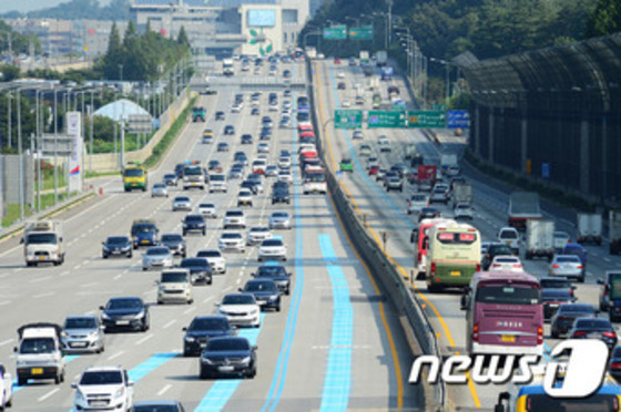 가을 나들이객 차량으로 오후 5~6시쯤 상행선 정체 절정 - 뉴스1