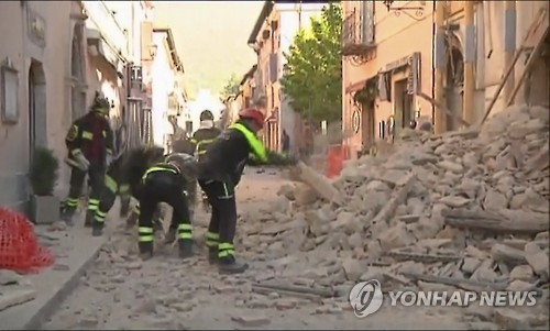 30일(현지시간) 오전 지진이 발생한 이탈리아 노르차에서 파손된 건물 잔해를 수습하는 소방관들[AP=연합뉴스]