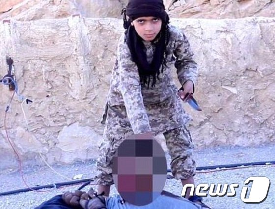 IS 청소년 캠프 칼리파의 자녀들에 소속된 어린이 IS 대원. © News1